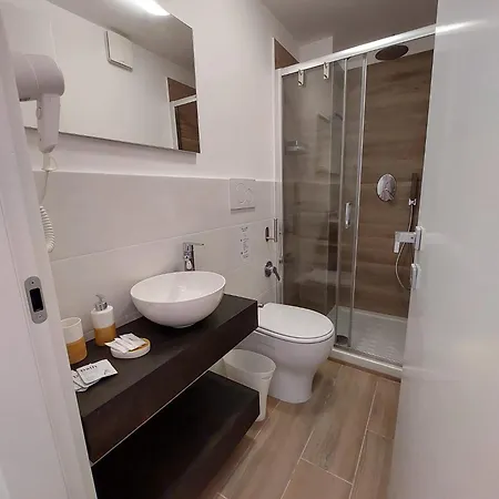 Leonardo Guest house